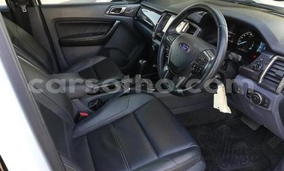 Sayi Na hannu Ford Everest White Mota in Maseru a Maseru Sayi Na hannu Ford Everest White Mota in Maseru a Maseru