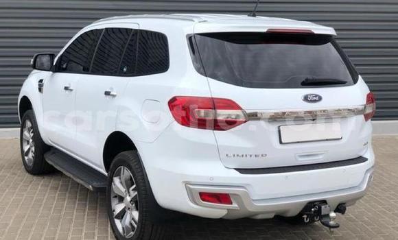 Sayi Na hannu Ford Everest White Mota in Maseru a Maseru Sayi Na hannu Ford Everest White Mota in Maseru a Maseru