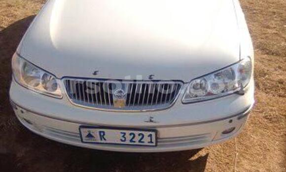 Sayi Na hannu Nissan Sunny White Mota in Maseru a Maseru