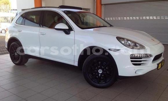 Sayi Na hannu Porsche Cayenne White Mota in Maseru a Maseru