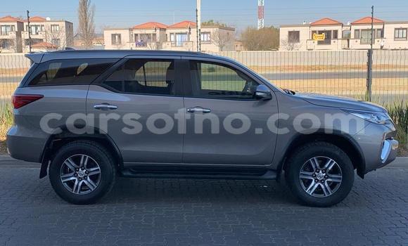 Sayi Na hannu Toyota Fortuner Beige Mota in Butha–Buthe a Thaba-Tseka Sayi Na hannu Toyota Fortuner Beige Mota in Butha–Buthe a Thaba-Tseka