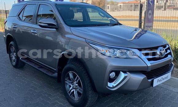 Sayi Na hannu Toyota Fortuner Beige Mota in Butha–Buthe a Thaba-Tseka Sayi Na hannu Toyota Fortuner Beige Mota in Butha–Buthe a Thaba-Tseka