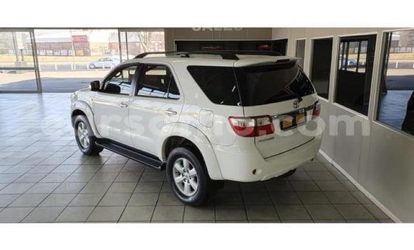 Sayi Na hannu Ford Everest White Mota in Maseru a Maseru Sayi Na hannu Ford Everest White Mota in Maseru a Maseru