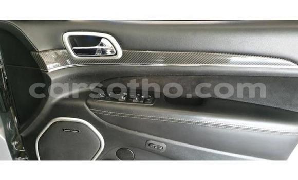Sayi Na hannu Jeep Grand Cherokee SRT8 Silver Mota in Maseru a Maseru Sayi Na hannu Jeep Grand Cherokee SRT8 Silver Mota in Maseru a Maseru