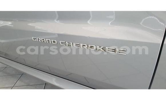 Sayi Na hannu Jeep Grand Cherokee SRT8 Silver Mota in Maseru a Maseru Sayi Na hannu Jeep Grand Cherokee SRT8 Silver Mota in Maseru a Maseru