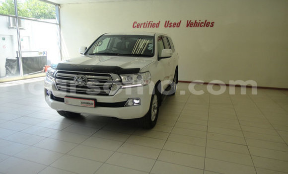 Buy Used Toyota Land Cruiser Prado White Car in Maputsoe in Leribe Buy Used Toyota Land Cruiser Prado White Car in Maputsoe in Leribe