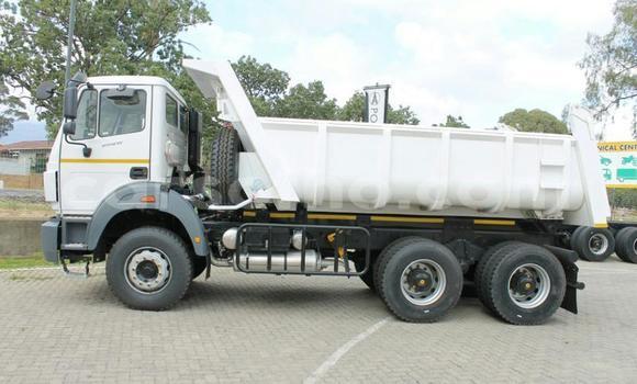 Sayi Na hannu DAF CF White Babbar mota in Butha–Buthe a Thaba-Tseka Sayi Na hannu DAF CF White Babbar mota in Butha–Buthe a Thaba-Tseka