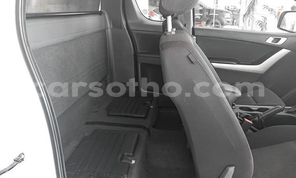 Sayi Na hannu Mazda BT-50 White Mota in Mafeteng a Mafeteng Sayi Na hannu Mazda BT-50 White Mota in Mafeteng a Mafeteng