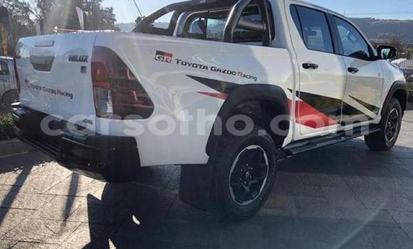 Sayi Na hannu Toyota Hilux White Mota in Maseru a Maseru Sayi Na hannu Toyota Hilux White Mota in Maseru a Maseru