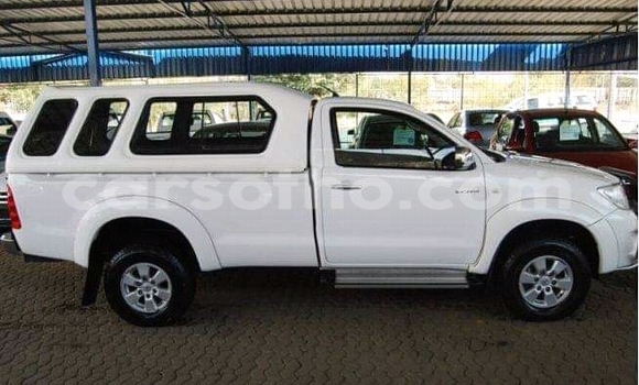 Buy Used Toyota Hilux White Car in Mafeteng in Mafeteng Buy Used Toyota Hilux White Car in Mafeteng in Mafeteng