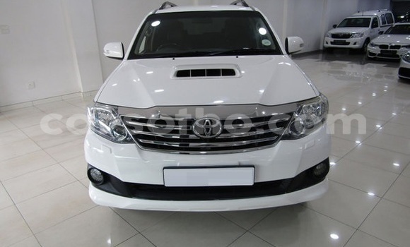 Acheter Occasion Voiture Toyota Fortuner Blanc à Maseru, Maseru Acheter Occasion Voiture Toyota Fortuner Blanc à Maseru, Maseru
