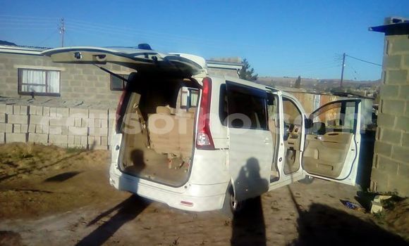 Sayi Na hannu Nissan Serena White Mota in Maseru a Maseru