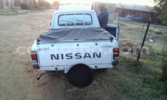 Sayi Na hannu Nissan Pickup White Mota in Maseru a Maseru