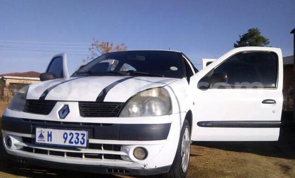 Sayi Na hannu Renault Clio White Mota in Maseru a Maseru Sayi Na hannu Renault Clio White Mota in Maseru a Maseru