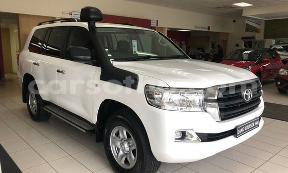 Buy Used Toyota Land Cruiser Prado White Car in Hlotse in Leribe Buy Used Toyota Land Cruiser Prado White Car in Hlotse in Leribe