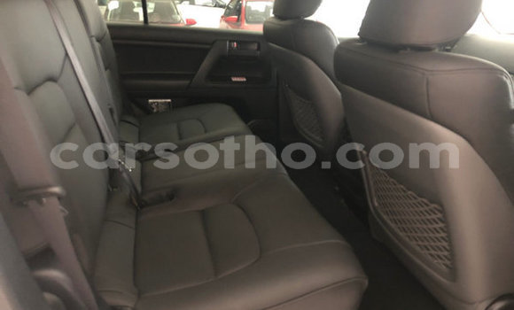 Buy Used Toyota Land Cruiser Prado White Car in Hlotse in Leribe Buy Used Toyota Land Cruiser Prado White Car in Hlotse in Leribe