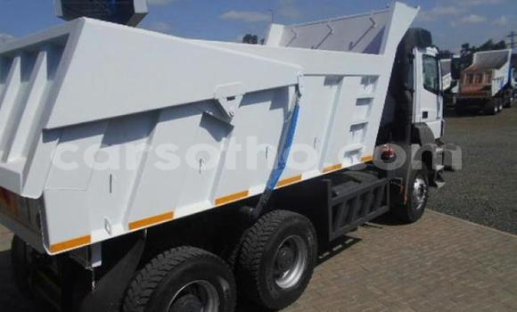 Acheter Occasion Utilitaire Mercedes‒Benz Tipper Blanc à Hlotse, Leribe Acheter Occasion Utilitaire Mercedes‒Benz Tipper Blanc à Hlotse, Leribe