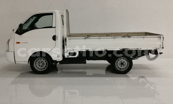 Acheter Occasion Voiture Hyundai H200 Blanc à Maseru, Maseru Acheter Occasion Voiture Hyundai H200 Blanc à Maseru, Maseru