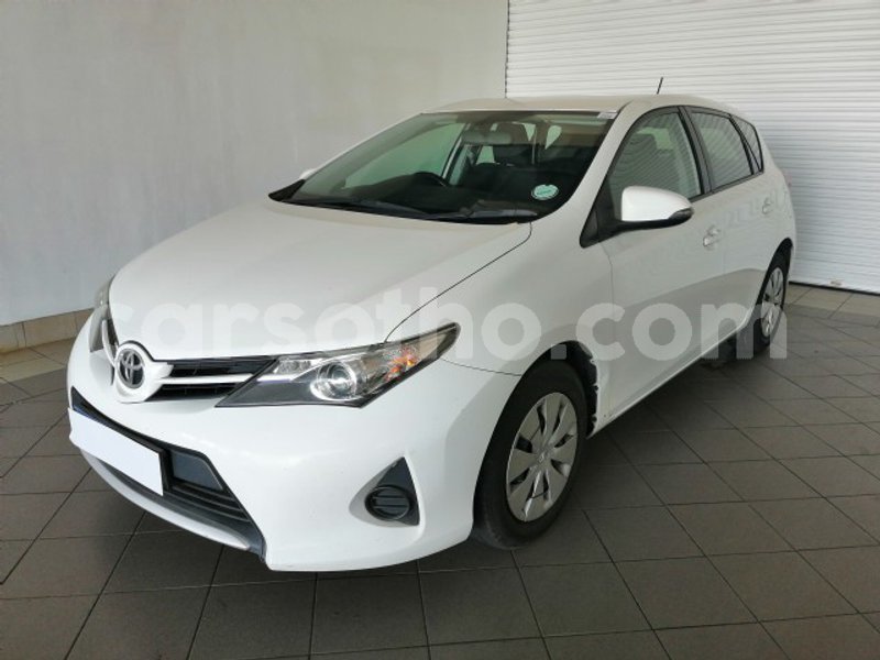 Big with watermark 2013 toyota auris 4