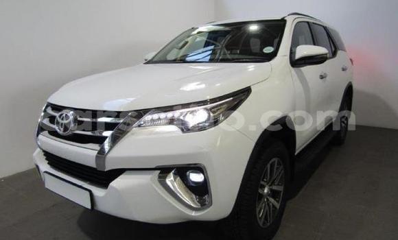 Acheter Occasion Voiture Toyota Fortuner Blanc à Maseru, Maseru Acheter Occasion Voiture Toyota Fortuner Blanc à Maseru, Maseru