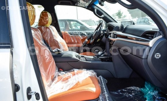 Acheter Import Voiture Lexus LX Blanc à Import - Dubai, Maseru Acheter Import Voiture Lexus LX Blanc à Import - Dubai, Maseru