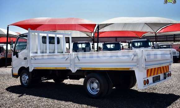 Sayi Na hannu Hino 300 Series White Babbar mota in Maseru a Maseru Sayi Na hannu Hino 300 Series White Babbar mota in Maseru a Maseru