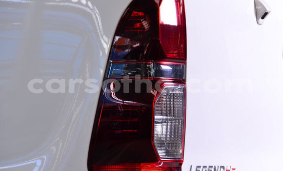 Sayi Na hannu Toyota Hilux White Mota in Maseru a Maseru Sayi Na hannu Toyota Hilux White Mota in Maseru a Maseru