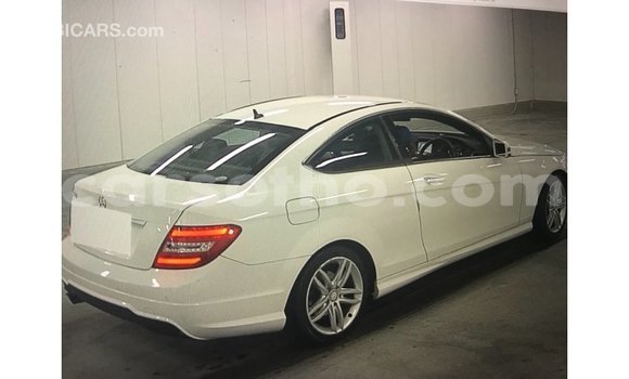 Sayi Imported Mercedes-Benz 190 White Mota in Import - Dubai a Maseru Sayi Imported Mercedes-Benz 190 White Mota in Import - Dubai a Maseru