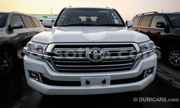 Sayi Imported Toyota Land Cruiser White Mota in Import - Dubai a Maseru Sayi Imported Toyota Land Cruiser White Mota in Import - Dubai a Maseru