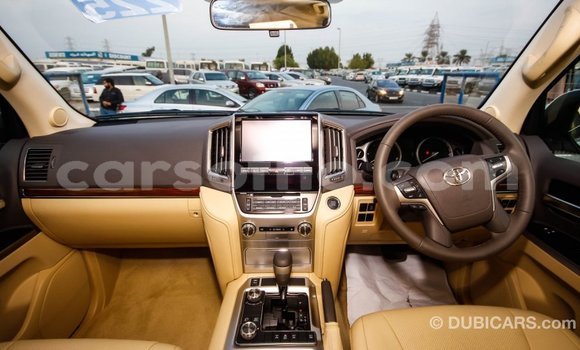 Sayi Imported Toyota Land Cruiser White Mota in Import - Dubai a Maseru Sayi Imported Toyota Land Cruiser White Mota in Import - Dubai a Maseru
