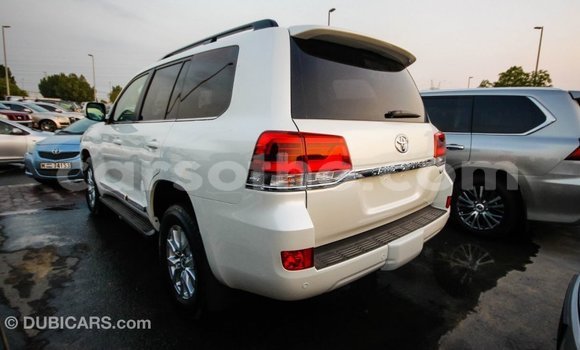 Sayi Imported Toyota Land Cruiser White Mota in Import - Dubai a Maseru Sayi Imported Toyota Land Cruiser White Mota in Import - Dubai a Maseru
