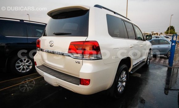Sayi Imported Toyota Land Cruiser White Mota in Import - Dubai a Maseru Sayi Imported Toyota Land Cruiser White Mota in Import - Dubai a Maseru