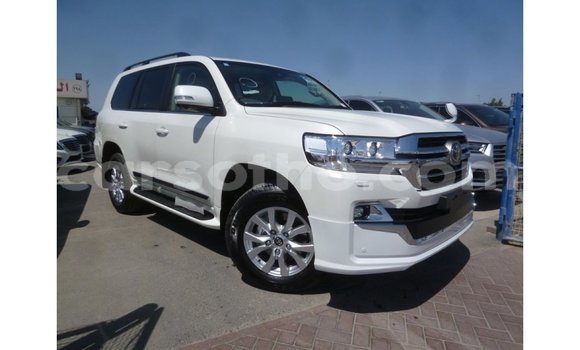 Sayi Imported Toyota Land Cruiser White Mota in Import - Dubai a Maseru Sayi Imported Toyota Land Cruiser White Mota in Import - Dubai a Maseru
