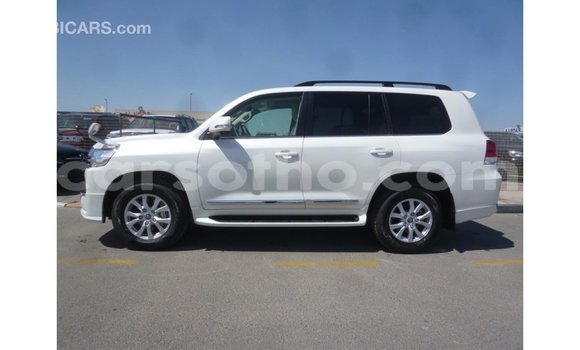 Sayi Imported Toyota Land Cruiser White Mota in Import - Dubai a Maseru Sayi Imported Toyota Land Cruiser White Mota in Import - Dubai a Maseru