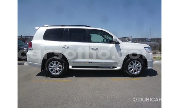 Sayi Imported Toyota Land Cruiser White Mota in Import - Dubai a Maseru Sayi Imported Toyota Land Cruiser White Mota in Import - Dubai a Maseru
