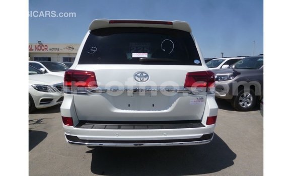 Sayi Imported Toyota Land Cruiser White Mota in Import - Dubai a Maseru Sayi Imported Toyota Land Cruiser White Mota in Import - Dubai a Maseru