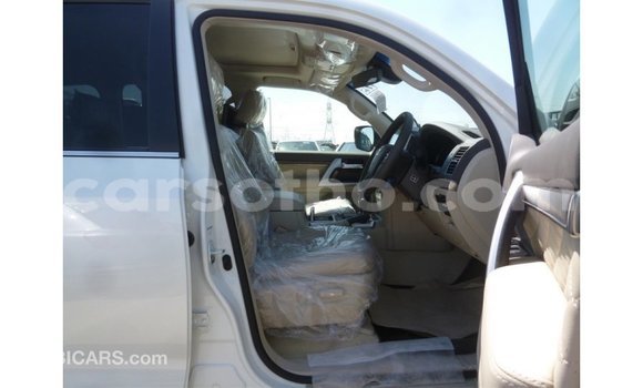 Sayi Imported Toyota Land Cruiser White Mota in Import - Dubai a Maseru Sayi Imported Toyota Land Cruiser White Mota in Import - Dubai a Maseru