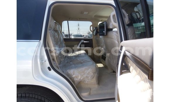 Sayi Imported Toyota Land Cruiser White Mota in Import - Dubai a Maseru Sayi Imported Toyota Land Cruiser White Mota in Import - Dubai a Maseru