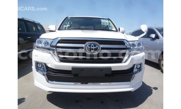 Sayi Imported Toyota Land Cruiser White Mota in Import - Dubai a Maseru Sayi Imported Toyota Land Cruiser White Mota in Import - Dubai a Maseru
