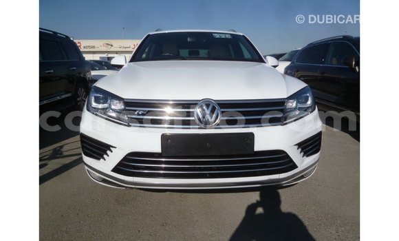 Sayi Imported Volkswagen Touareg White Mota in Import - Dubai a Maseru Sayi Imported Volkswagen Touareg White Mota in Import - Dubai a Maseru