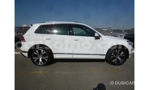 Sayi Imported Volkswagen Touareg White Mota in Import - Dubai a Maseru Sayi Imported Volkswagen Touareg White Mota in Import - Dubai a Maseru