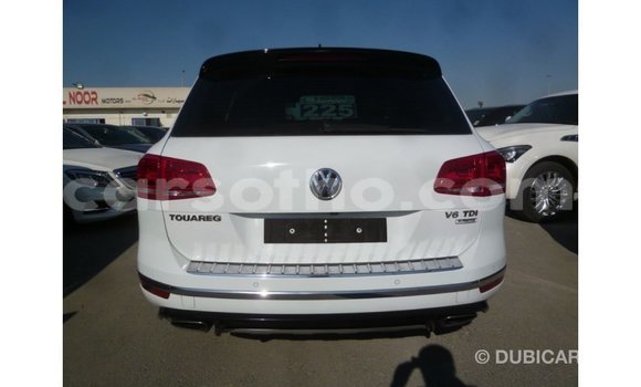 Sayi Imported Volkswagen Touareg White Mota in Import - Dubai a Maseru Sayi Imported Volkswagen Touareg White Mota in Import - Dubai a Maseru
