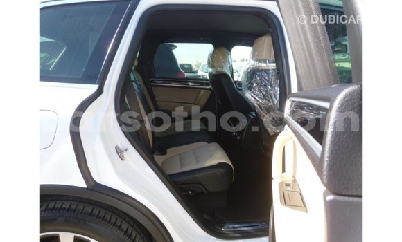 Sayi Imported Volkswagen Touareg White Mota in Import - Dubai a Maseru Sayi Imported Volkswagen Touareg White Mota in Import - Dubai a Maseru
