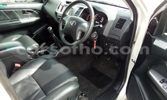 Sayi Na hannu Toyota Hilux Silver Mota in Hlotse a Leribe Sayi Na hannu Toyota Hilux Silver Mota in Hlotse a Leribe