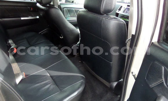 Sayi Na hannu Toyota Hilux Silver Mota in Hlotse a Leribe Sayi Na hannu Toyota Hilux Silver Mota in Hlotse a Leribe