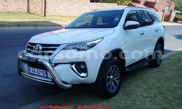 Acheter Occasion Voiture Toyota Fortuner Blanc à Maseru, Maseru Acheter Occasion Voiture Toyota Fortuner Blanc à Maseru, Maseru
