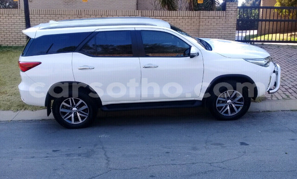Acheter Occasion Voiture Toyota Fortuner Blanc à Maseru, Maseru Acheter Occasion Voiture Toyota Fortuner Blanc à Maseru, Maseru
