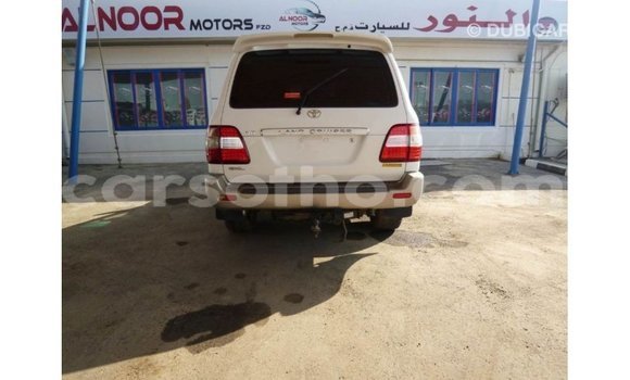 Sayi Imported Toyota Land Cruiser White Mota in Import - Dubai a Maseru Sayi Imported Toyota Land Cruiser White Mota in Import - Dubai a Maseru