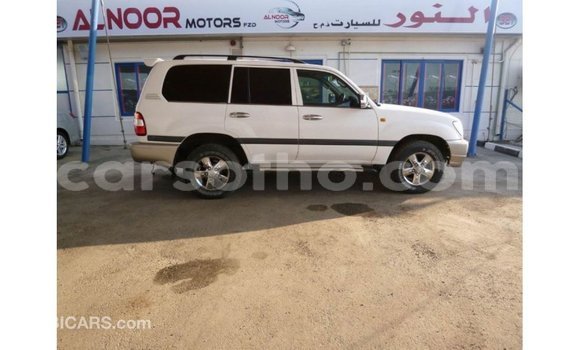 Sayi Imported Toyota Land Cruiser White Mota in Import - Dubai a Maseru Sayi Imported Toyota Land Cruiser White Mota in Import - Dubai a Maseru