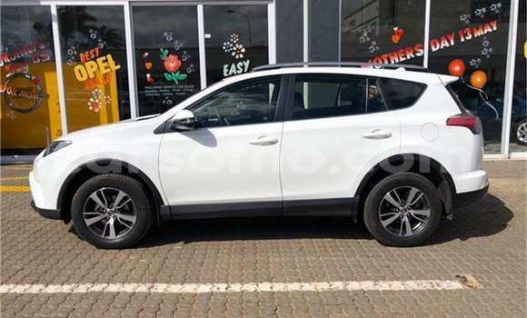 Sayi Na hannu Toyota RAV4 White Mota in Maseru a Maseru Sayi Na hannu Toyota RAV4 White Mota in Maseru a Maseru
